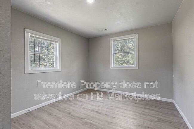 Building Photo - 912 E Frederick St