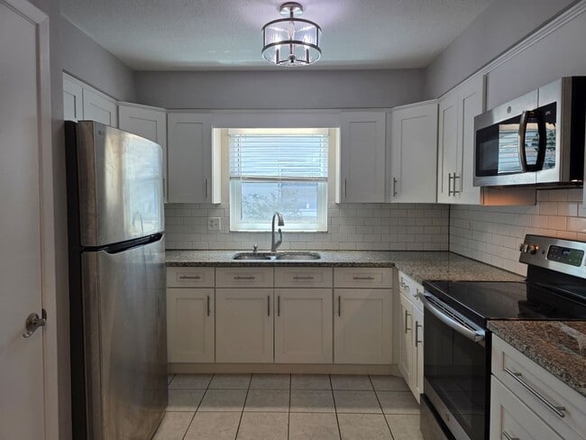 Building Photo - 2 Bedroom 1.5 Bath in the Desirable Disston Heights Neighborhood