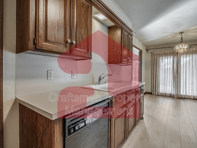 Building Photo - 2704 Silvertree Dr