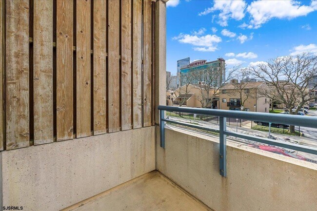 Building Photo - 526 Pacific Ave