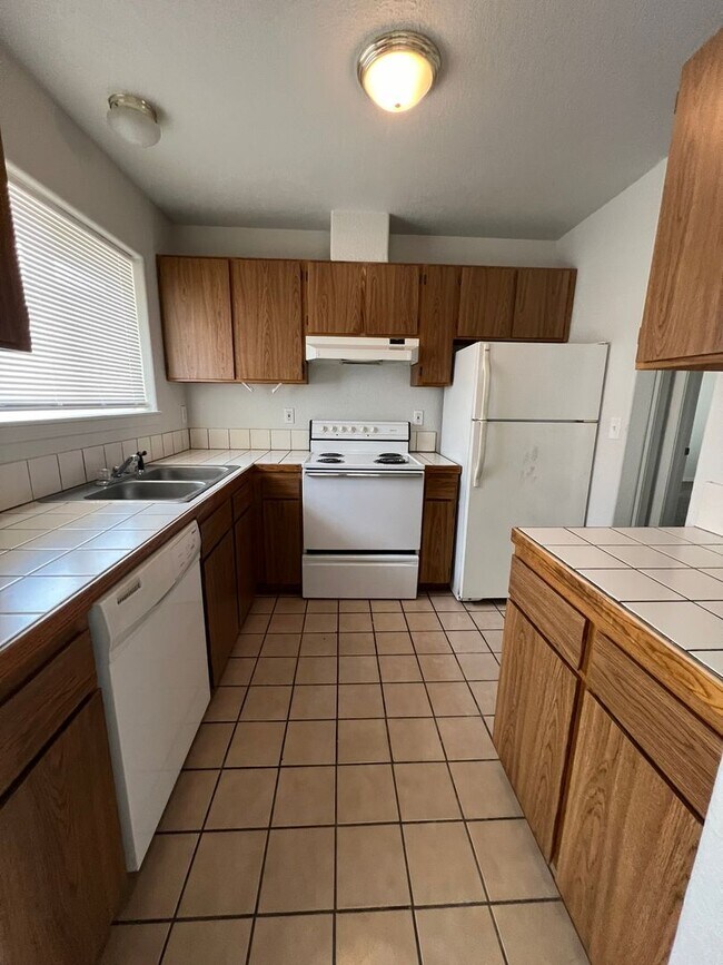 Building Photo - 2 Bedroom, 1 Bath Townhouse - Newly Renovated