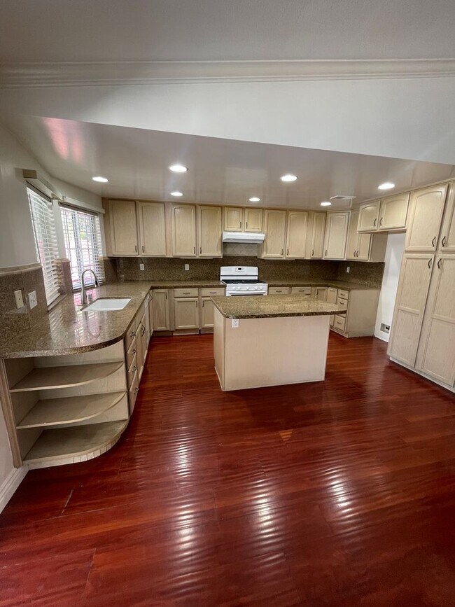 Building Photo - Beautiful 3 Bedroom, 2 Bathroom House w/ a Pool For Rent in Mission Viejo!