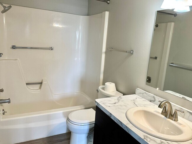 Building Photo - 2 Bedroom Downtown Condo - Available May 1st