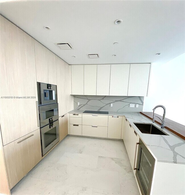 Primary Photo - 15701 Collins Ave