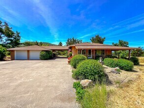 Building Photo - Charming Two Bedroom Country House with Vi...