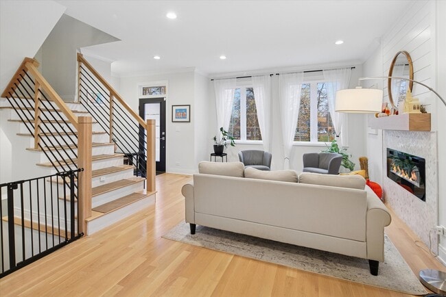 Building Photo - 5240 W Winnemac Ave