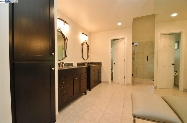 Building Photo - 2051 Pebble Dr