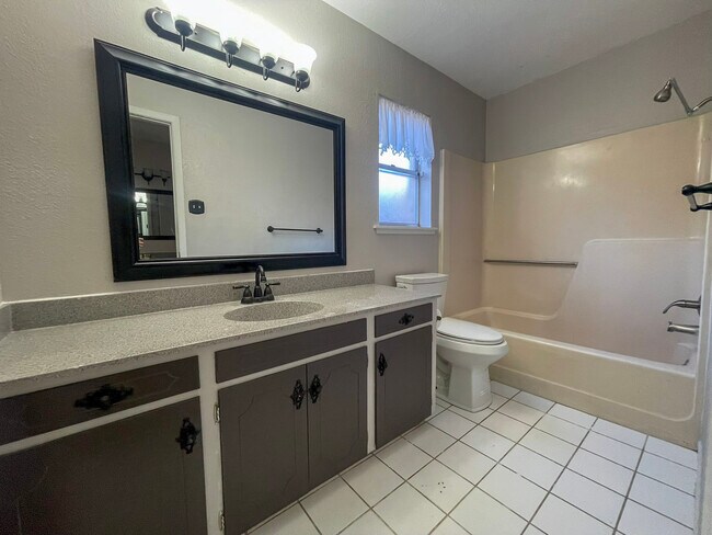 Building Photo - 806 Alhambra Dr