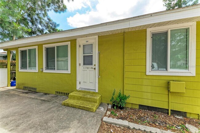 Building Photo - Cozy and stylish duplex in Bradenton, your home away from home! Pet friendly
