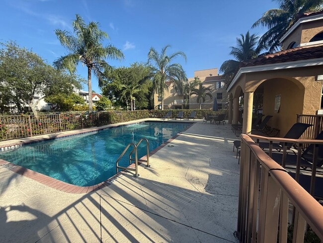 Building Photo - 649 E Sheridan St