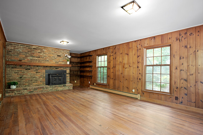 Family Room - 2152 Lakeshore Ct