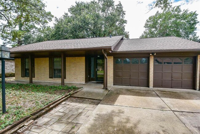 Building Photo - 16315 Hollow Wood Dr