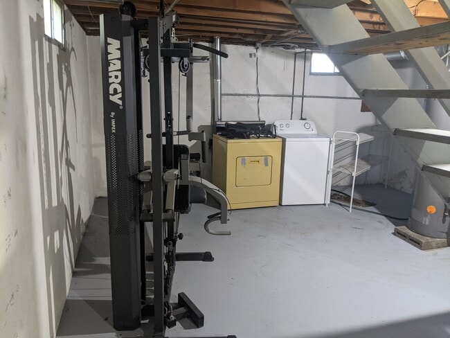 Building Photo - Close to Grandview College A