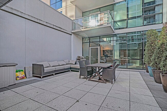 Building Photo - 125 S Green St