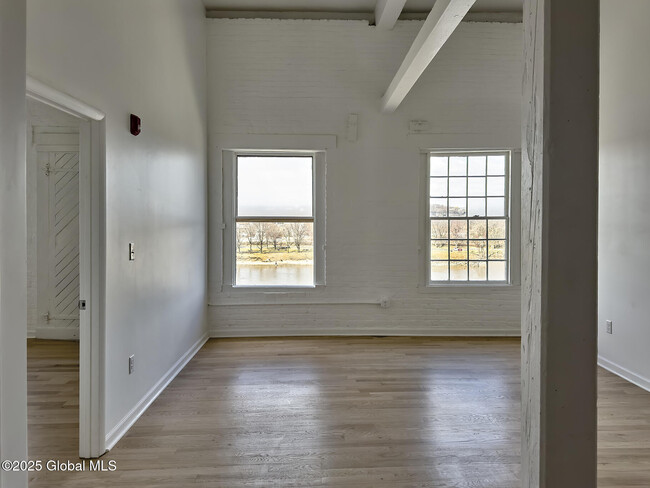 Building Photo - 145 River St