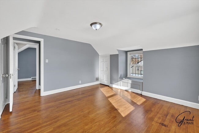 Building Photo - $1200 2 bedroom