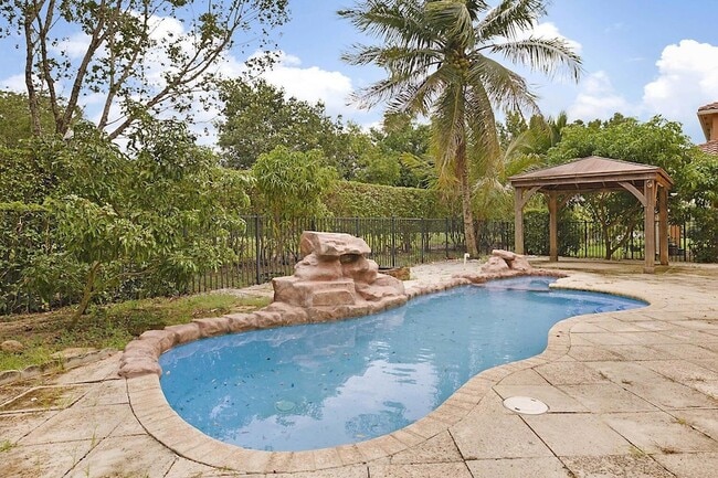 Building Photo - 748 Cresta Cir