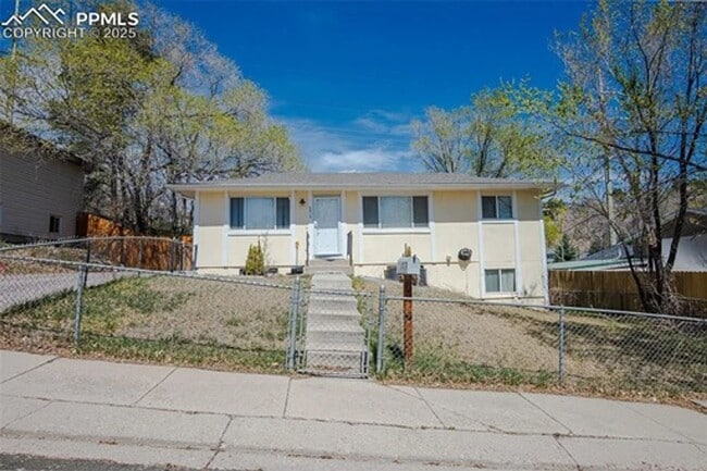 Primary Photo - Charming 3 Bedroom in West Colorado Springs