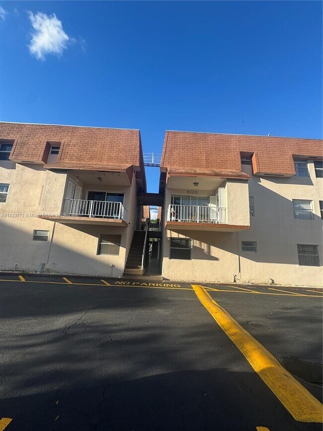 Building Photo - 1570 W 46th St