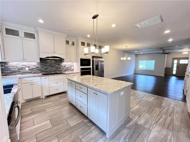 Building Photo - 418 NW Retreat Ln