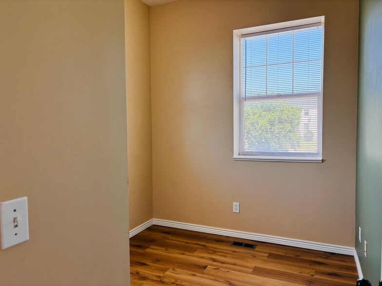 Building Photo - 302 E Yellow Feather Dr
