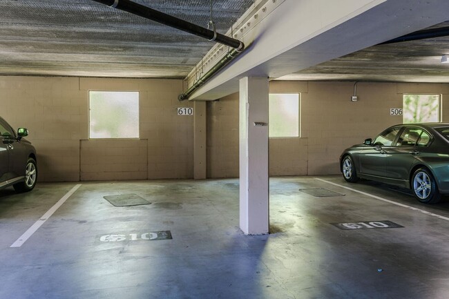 Building Photo - Gorgeous 2 Bed / 2 Bath Top Floor Condo wi...