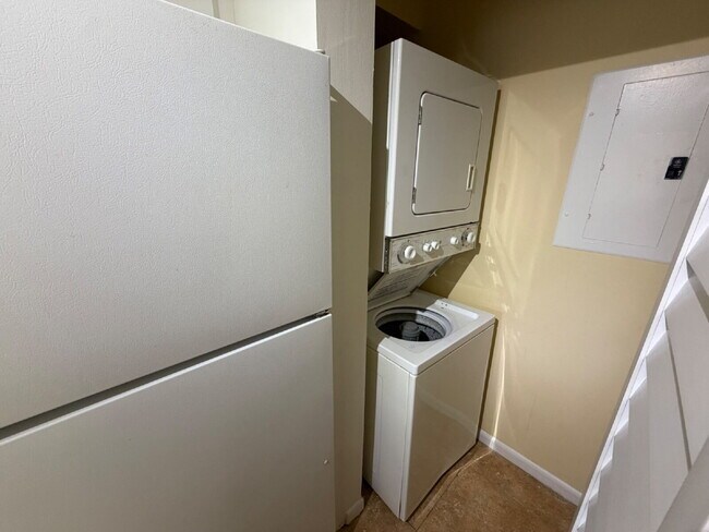 Building Photo - End unit with private side entrance!