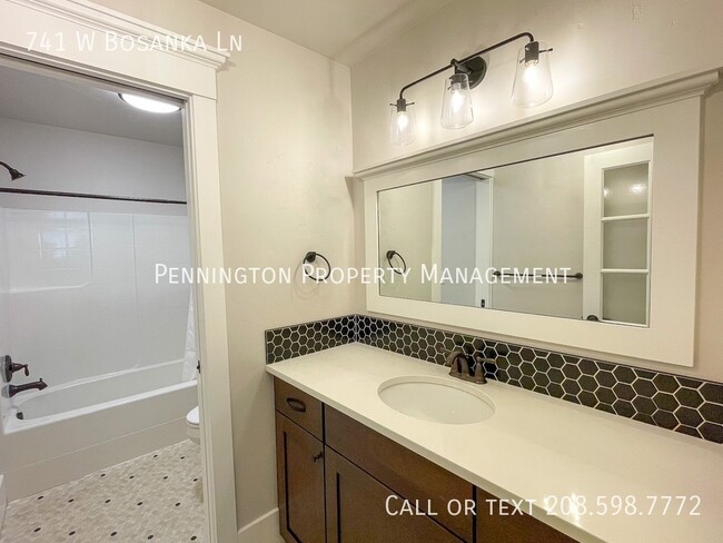 Building Photo - 741 W Bosanka Ln
