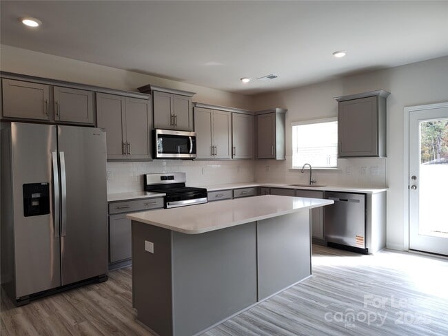 Building Photo - 1404 Secrest Cmns Dr