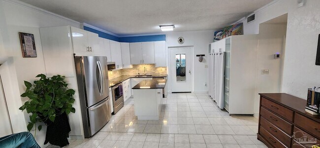 Building Photo - 825 Bayshore Dr