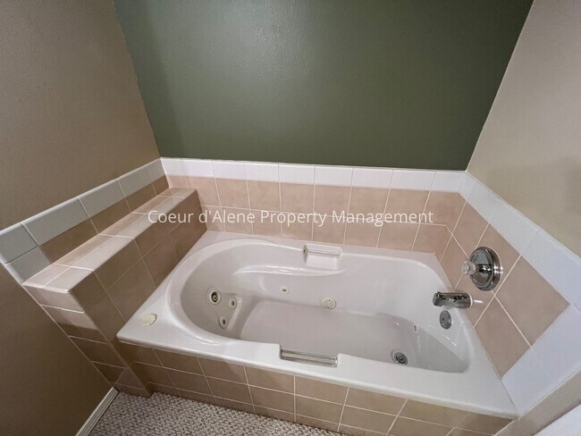 Building Photo - 2 bed, 2 bath townhouse near Avondale Golf Course!