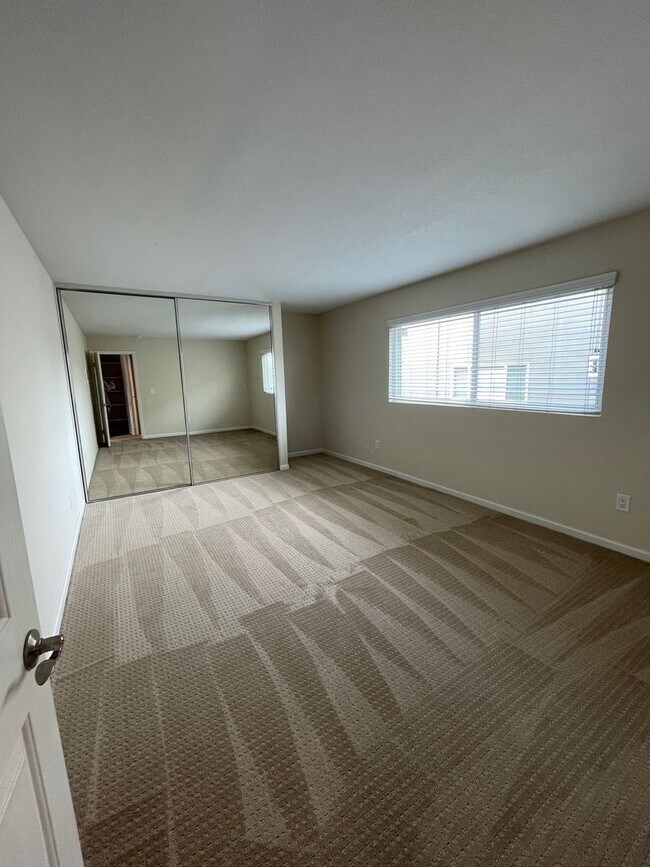 Building Photo - BEADNELL-QUIET UPGRADED CONDO IN GATED COMMUNITY W/ POOL