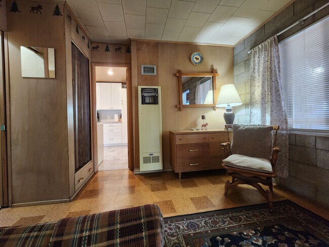 Building Photo - SKI LEASE: Close to Bus Line, Full Kitchen, 2 Living Areas