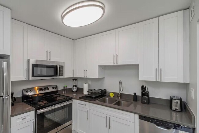 Building Photo - 4401 W Kennedy Blvd