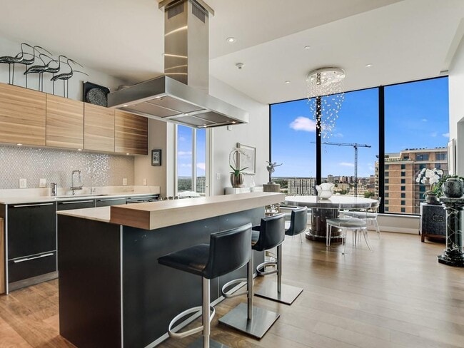 Building Photo - 210 Lavaca St