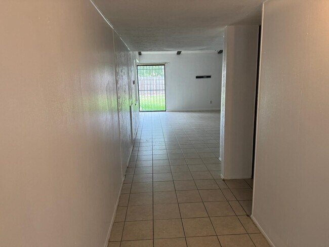 Building Photo - 6110 W Ridgecreek Dr