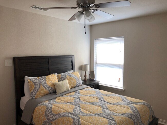 Building Photo - Move in Ready - 3 bedroom 2 bath 1 car garage