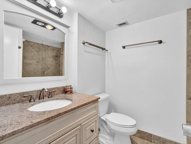 Building Photo - 1150 Hillsboro Mile