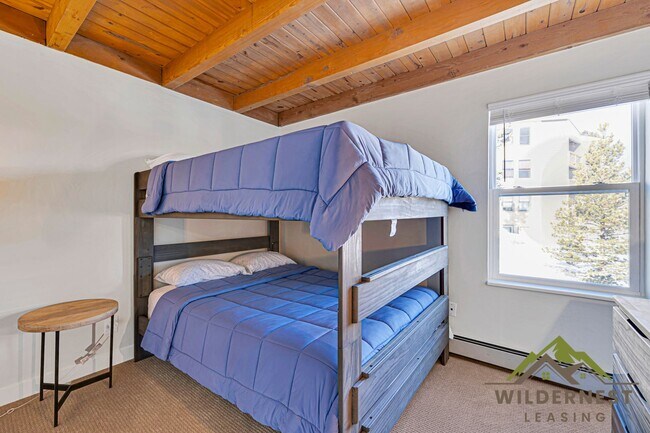 Building Photo - Gorgeous Remodeled Treehouse 2 Bed with Mo...