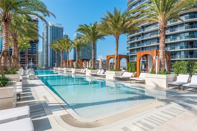 Building Photo - 801 S Miami Ave