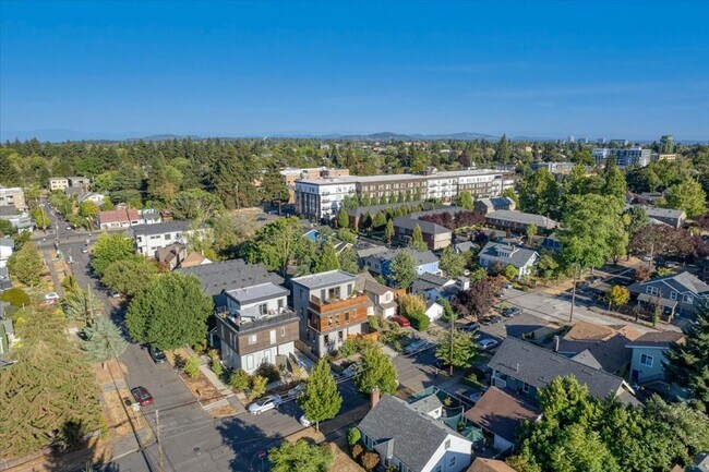 Building Photo - $500 off first month! Spacious, light-fill...