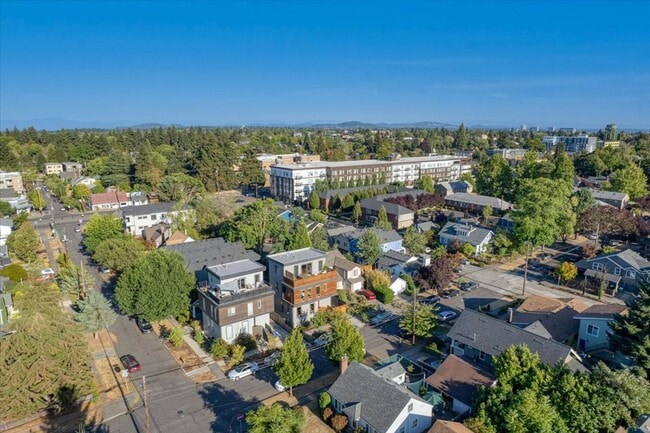 Building Photo - $500 off first month's rent! Spacious, light-filled 4-bdrm/3.5-bath home w/ roof deck