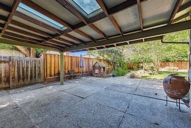 Building Photo - 939 Poplar Ave