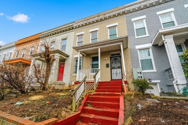 Building Photo - 708 Columbia Rd NW