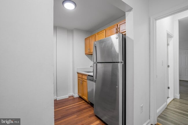 Building Photo - 609 W 9th St