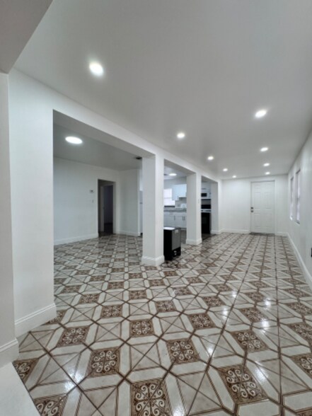 Building Photo - 602 E 50th St