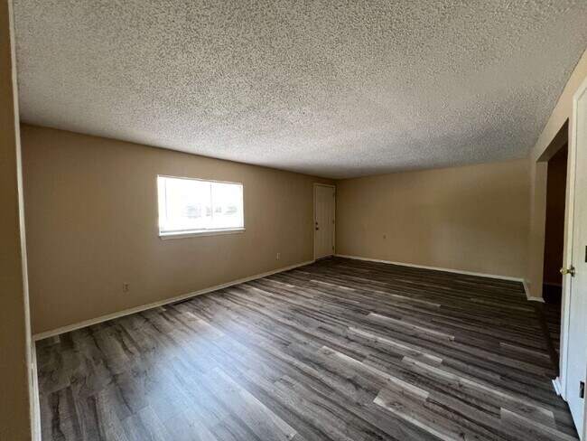 Building Photo - 3 Bedroom Duplex in Hollister