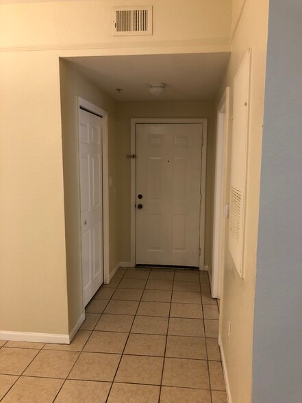Entrance door to apartment - 2801 Chancellorsville Dr