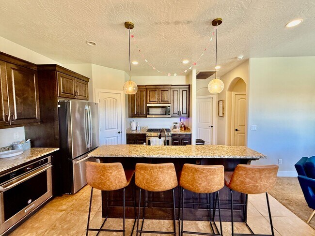 Building Photo - 521 N Creek Ridge Dr