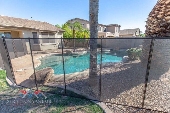 Building Photo - 661 E Julian Dr